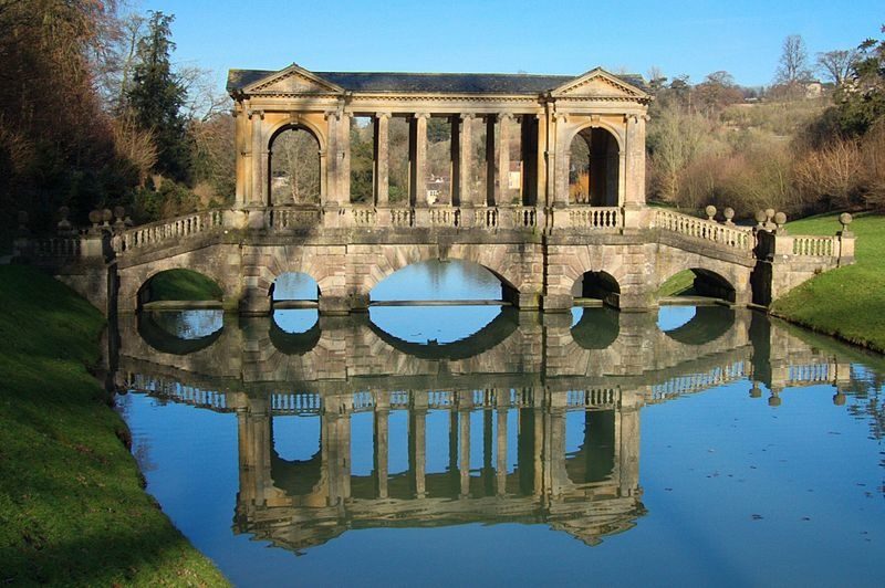 Bath es una ciudad histórica y hermosa en el suroeste de Inglaterra, conocida por sus romanas baños, arquitectura georgiana y paisajes naturales.
