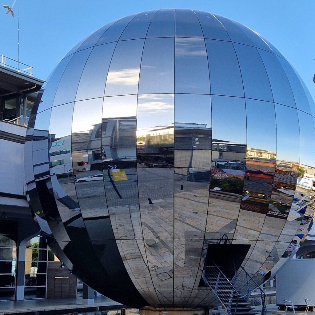 Bristol es una ciudad vibrante y creativa en el suroeste de Inglaterra, conocida por su rica historia, cultura y paisajes naturales.