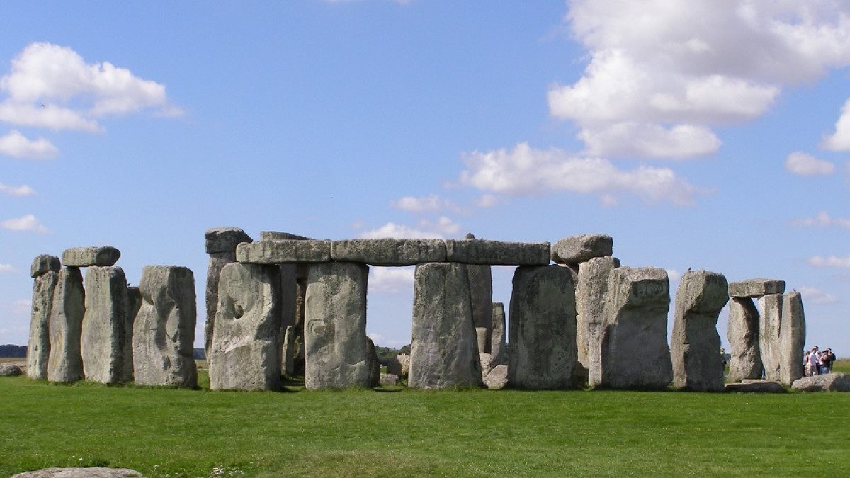 .¿Qué es Stonehenge? - Un monumento prehistórico construido en varias fases entre 3000 y 1500 a.C. - Una estructura circular de piedras gigantes, conocida como "círculo de piedras".